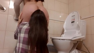 Секс в туалете в ночном клубе, часть 2