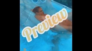 De Previzualizare- Jiggly Tits In Pool
