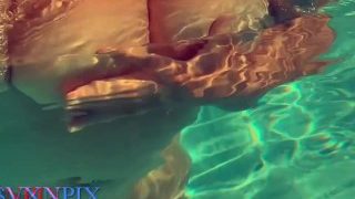 Onlyfans Fansly Leak Vxnpix грає з цицьками в басейні