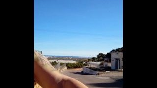 Perverses tätowiertes Spanisch Milf Im Fahrrad- und Tiger-Bikini zeigt er Titten auf der Straße