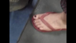 Pezinhos Da Loirinha De Havaianas No Ônibus 1