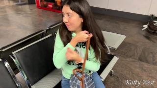 Plockade upp en flicka på flygplatsen och knullade hemma