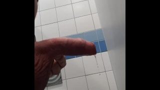 Pissen in een toilet