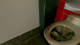 Piszkos rendetlenség egy idegen mellett – nyilvános vécé