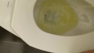 公共餐厅厕所里的强大尿流再次弄得一团糟