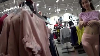 Nyilvános hármas szex a bevásárlóközpontban