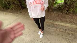 Chaussette chaude / footjob dans une rue risquée avec une fille inconnue pour de l'argent