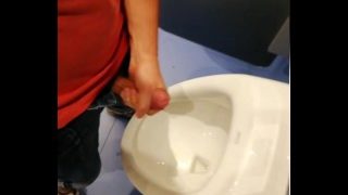 Ризикована мастурбація в громадському туалеті в торговому центрі