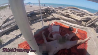 Ryzykowna publiczna ręczna robota na plaży kanaryjskiej przyłapana na czytaniu książki – Misscreamy