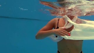Русская симпатичная крошка-порнозвезда Анастасия Оушен под водой