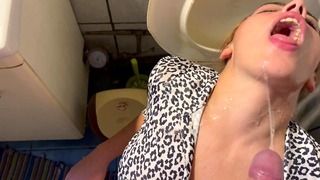 Sie ist meine Lieblingstoilette, weil sie es liebt, Deepthroat zu machen, nachdem ich auf sie gepinkelt habe – Mehr auf Onlyfans Raxxxbit