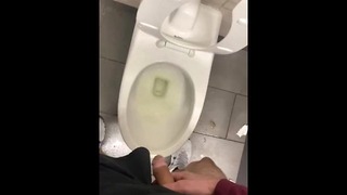 Vessie timide sur le point d'exploser dans des toilettes publiques bondées, soulagement désespéré de la baise mouillante