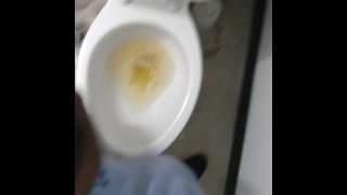 Sippdonttrip 在公共厕所撒尿