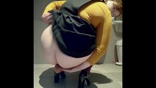 Une salope va aux toilettes publiques pour une pompe à gode anal - Shannon Huxley