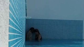 Cogida furtiva en la piscina * Sexo público real