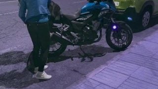 Sortie De Boite De Nuit, Je Me Change Dans La Rue Pour Prendre Ma Moto