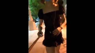 Asiatico super pazzo Shemale Mostrando il suo cazzo per le strade della Thailandia