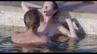 Tilda Swinton és Matthias Schoenaert szexjelenet a medencében egy nagyobb csobbanásban