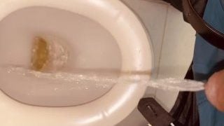 Uncut Hot Dick Clear Pissing Ve veřejné toaletě Na Commode Seat Allover Watch Me Burdi69