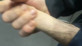 Ongesneden knapperd betrapt tijdens het klaarkomen in de lift