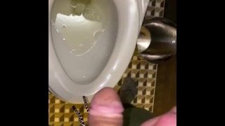 Pracovní vánoční akce a naštvaní po celém sedadle Bohatí klienti Obsluha Toaleta omylem mokrá
