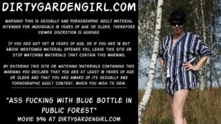 Kontneuken met een blauwe fles in het openbare bos
