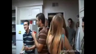 Шлюха-студентка трахается, пока другие смотрят на братской вечеринке