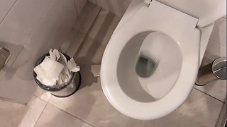 A barátnőm kunyhóvá varázsolt egy nyilvános WC-ben – Leszbikus illúziós lányok