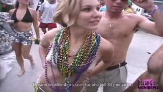 Sexy Florida-barmannenfeest en flits in krappe bikini's