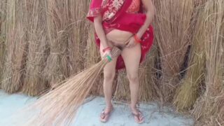 Beautiful Indian Maid Village Bhabhi Outdoor Fucking