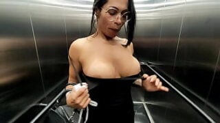 Fitness Slut Goes To The Gym Without Panties And Gets Attached To The Staff