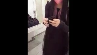 Einzelaufnahme eines Videos von einem schwarzhaarigen Mann, der in einer öffentlichen Toilette masturbiert