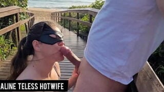 Un couple est allé voir le soleil se lever sur la plage, la femme sans-abri s'est adoucie pour un touriste qui a envoyé le cocu chercher le