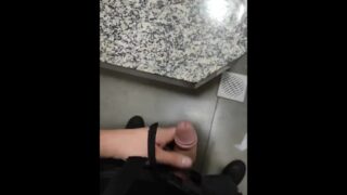 Polizei Masturbation In The Toilet Of The Mall