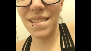 ShleenQueen rubs one out in an airplane bathroom