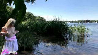 Anna Mai fickt am See mit Zuschauern! CREAMPIE