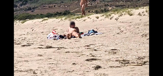 On the beach a stranger masturbates while looking at me