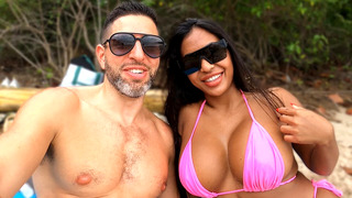 Big Tits Thai Bombshell Gets Beach Picked up