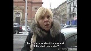 Une MILF tchèque fait une fellation à une bite en érection