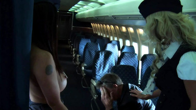 Linsey McKenzie und Puma Swede haben lesbischen Sex während einer Crossover-Session